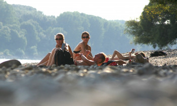 Kern / Donau-Auen National Park - Sunbathing visitors